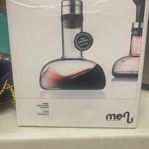 Wine aerator and breather made of glass, includes the top that preserves wine.